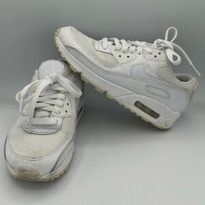 summit white Nike Air Max tennis shoes size 6